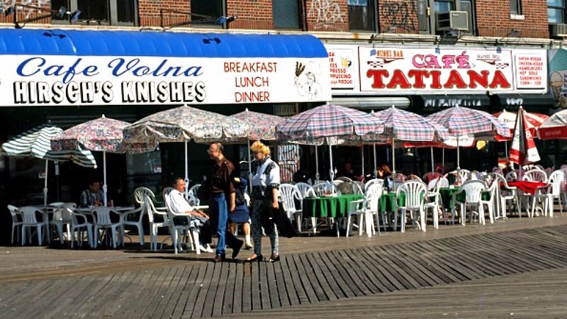 Borscht In Brooklyn But Not The Kosher Kind Forward The Brighton Beach Boardwalk Is Lined With Non Kosher Russian Restaurants Though Area